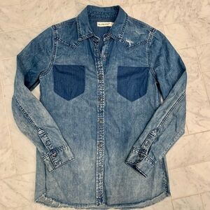 𝅺BLANK NYC 💙 distressed button down DENIM SHIRT SIZE XS .. EUC